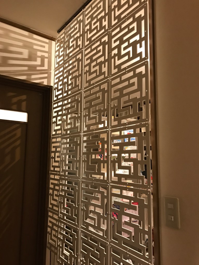 電気をつけると幻想的な、室内パーテーションになります。