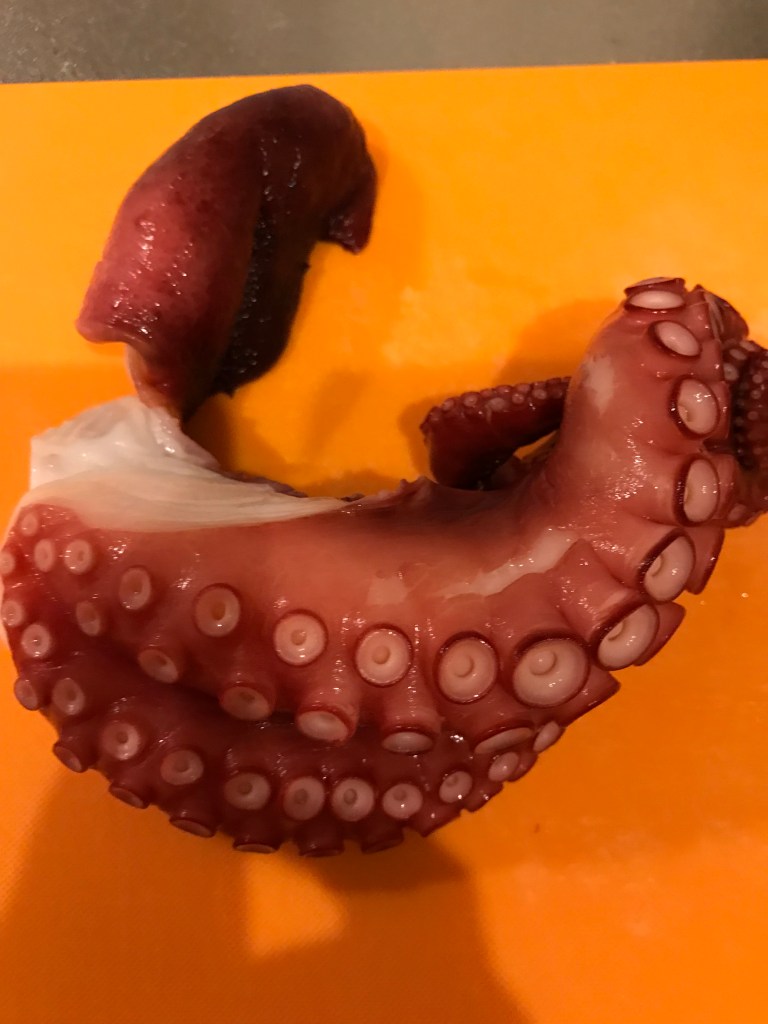 タコを叩いて叩いて叩きまくると、柔らかくなるニャ。